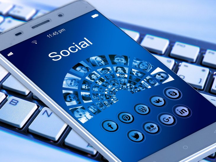https://pixabay.com/pt/photos/telefone-celular-smartphone-teclado-1917737/